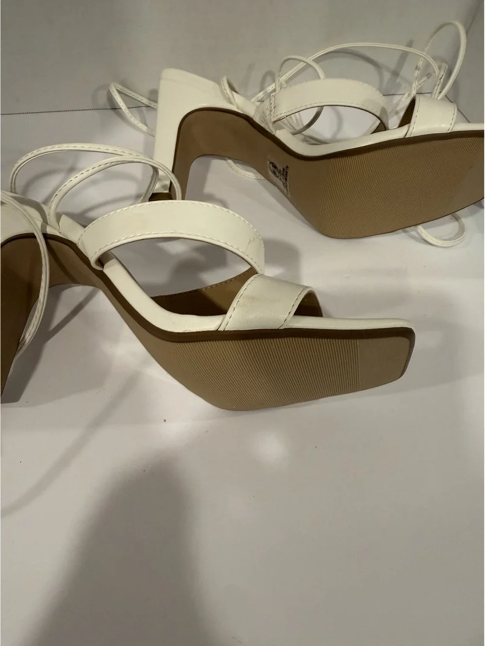 D-White strappy block heel sandals square toe, ankle ties wrap Size 9.5